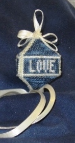 <img border="0"src="http://blogimages.justathought.net/Christmas_Orni_2009_White.jpg"&qt;